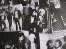 Suomen Mellakka! 8 - ezine Un frammento del collage di foto della band dal booklet dell’LP Ristiinnauttu Kaaos del 1984.
