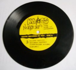 Suomen Mellakka! 7 - ezine Il 7” Nukke, pubblicato dalla Fight Records di Tampere nel 1985.
