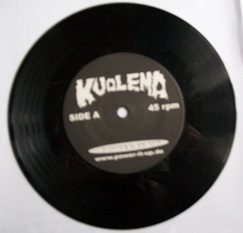 Suomen Mellakka! 11 - ezine Il collage di foto della band ai giorni nostri, dal booklet del vinile del nuovo LP Korppien Parati.