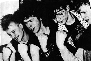 Suomen Mellakka! 16 - ezine Pete, Perttula, Jappe e Holkka, ai tempi davvero giovanissimi, in una foto del 1985. Dal sito ufficiale della band.