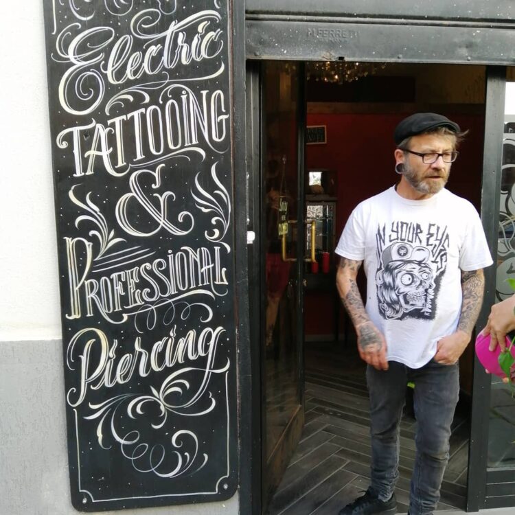 Tshirt Bianca con teschio - In Your Eyes Ezine