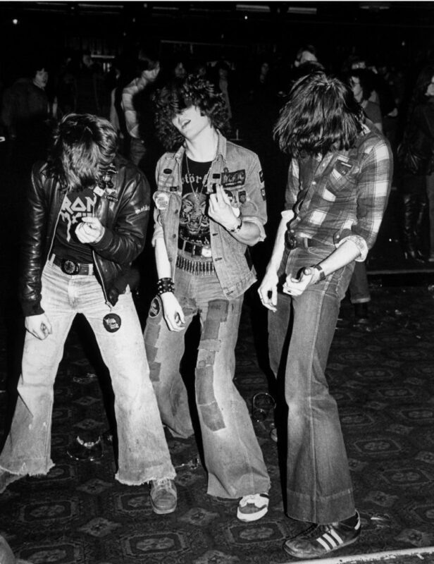 L'Abbigliamento Metal Può Essere Ricondotto Agli Atteggiamenti Ribelli Del Punk E Del Rock Degli Anni '70, Band Come Black Sabbath E Judas Priest Che Sono Arrivate A Incarnare Un'Estetica Che Andava Oltre Il Semplice Ambito Della Musica. Questi Pionieri Hanno Fatto Più Che Rivoluzionare Il Sound Rock, Ma Hanno Creato Un Immaginario Che Suona Come Giacche Di Pelle, Jeans Strappati E Accessori Spessi. Erano Elementi Del Punk Come Il Fai Da Te E L'Anti-Establishment Combinati Con Un Glitter E Un Rock Positivo Dei New York Dolls, Che Hanno Creato Un Look Che Ha I Suoi Simboli: La Giacca Da Motociclista Fatta Di Pelle Era Un Simbolo Di Ribellione, Le Magliette Con Il Logo Della Band Come Autoespressione Del Tipo Di Musica E Del Tipo Di Persone A Cui Si Apparteneva.